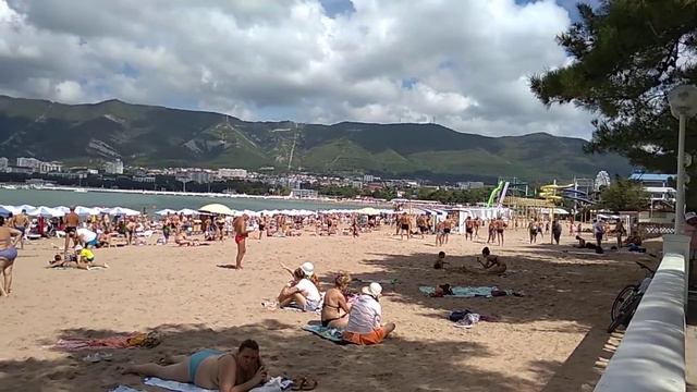 Геленджик. Пляж полон людей, а ведь сентябрь!!!!! 10.09.18 смотреть онлайн