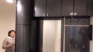 Встроенная прихожая со шкафом купе и открытой вешалкой
