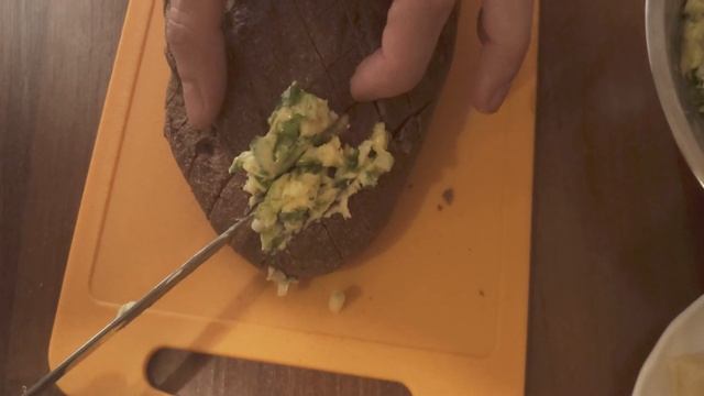 Батон запечённый с сыром и чесноком в духовке! смотреть онлайн