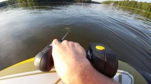 Плывем на лодке шуруповерт в качестве мотора.