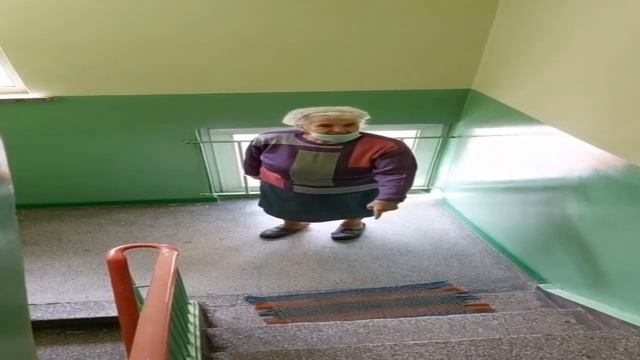 Бабка стучит окном в подъезде (Оригинал) смотреть онлайн