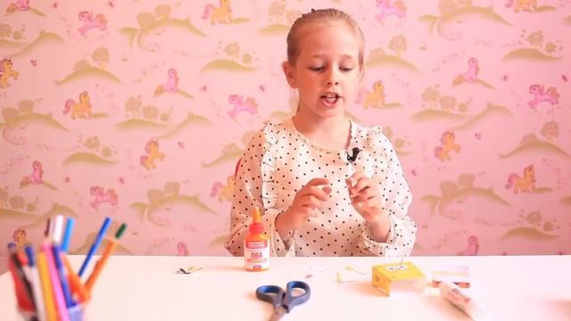 Маленькая Алиса Че делает Губку Боба из бумаги смотреть онлайн