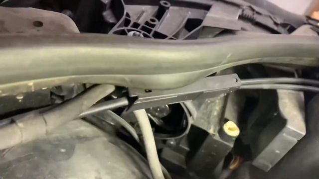Mercedes Benz w204 replacement xenon bulb D1S Mikrouna замена лампочки ксенон смотреть онлайн