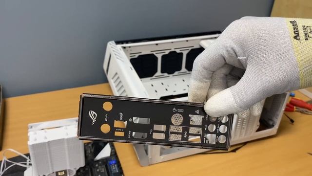 BUILD THIS GAMING PC - SPRAY PAINT PC CASE AND GRAPHICS CARD смотреть онлайн
