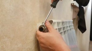 Включили отопление а БАТАРЕЯ ТЕЧЕТ, как устранить. Как заменить резинку на радиаторе отопления.