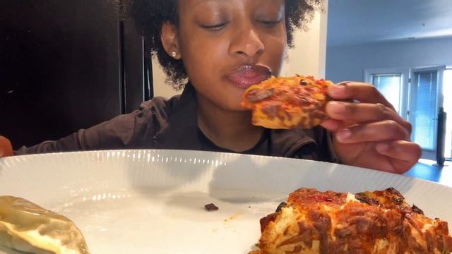MUKBANG SUPREME PIZZA + DUMPLINGS EATING SHOW смотреть онлайн