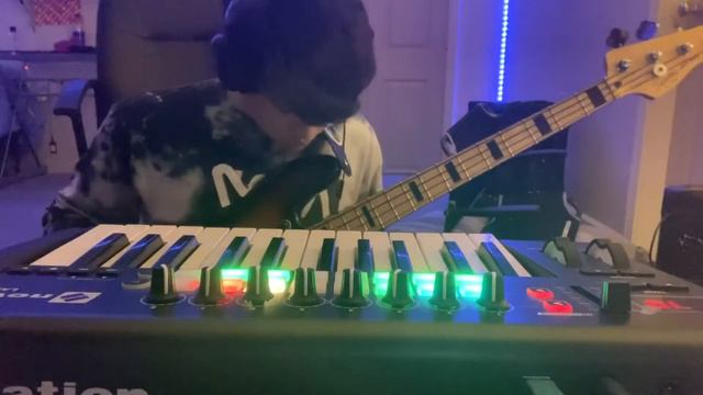 Novation Launchkey 25 AND BASS Live Performance // Acacia смотреть онлайн