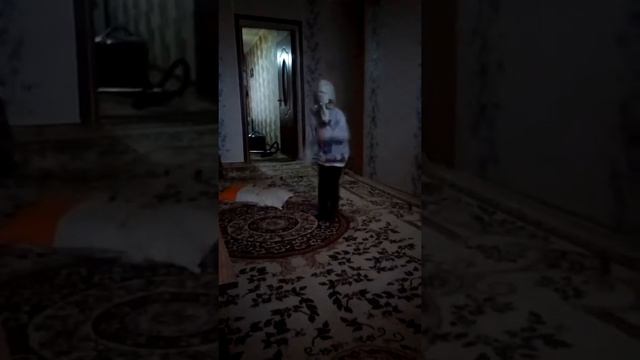 Ребёнок в противогазе танцует смотреть онлайн