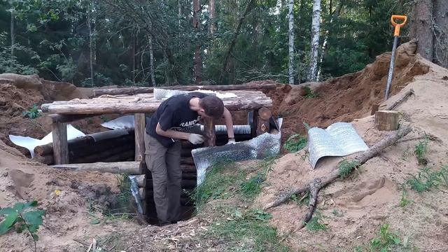 Землянка у реки #7. Друзья пришли на помощь. Закончили стены и засыпали крышу. Ночевка в землянке. смотреть онлайн