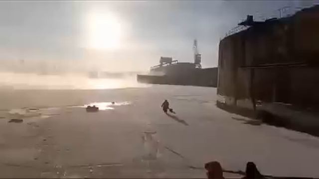 Водохранилище. Сброс воды. Лёд ломается. Рыбаки бегут, проваливаются! Жесть! смотреть онлайн