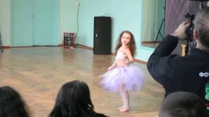 Восточный танец маленькая девочка