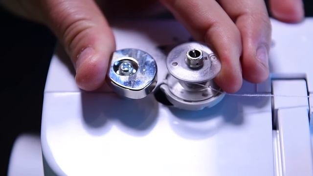 Threading a bobbin on a Brother A16 смотреть онлайн