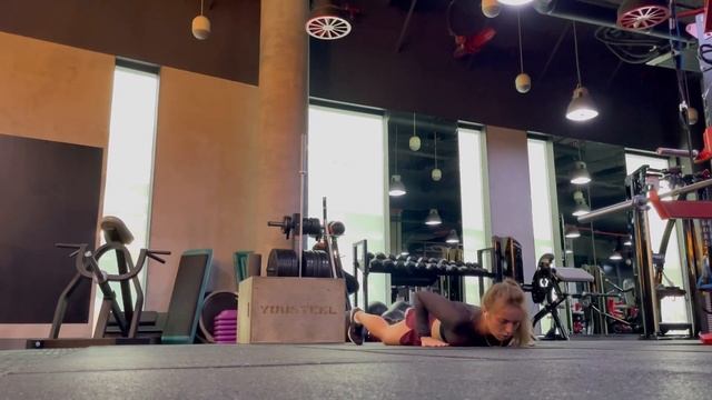 Упражнение на руки и спину «Отжимания с отрывом рук от пола». Техника выполнения от Наталии Лингуря смотреть онлайн