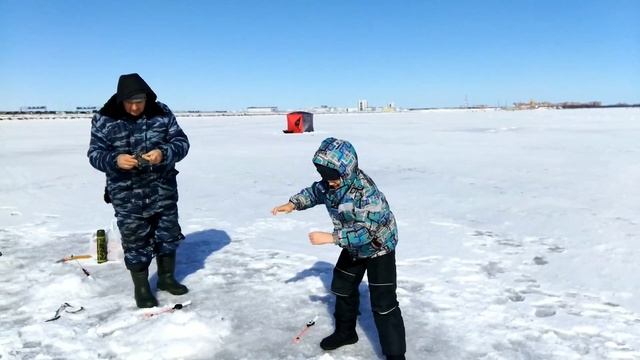 Зимняя рыбалка на корюшку. Дамба Финский залив смотреть онлайн