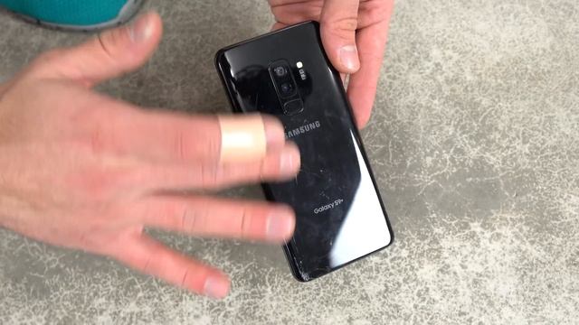Samsung Galaxy S9 Plus vs iPhone X Drop Test! смотреть онлайн