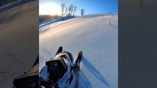 закат. горный снегоход и горка 60 метров. Штурм крутой горки смотреть онлайн