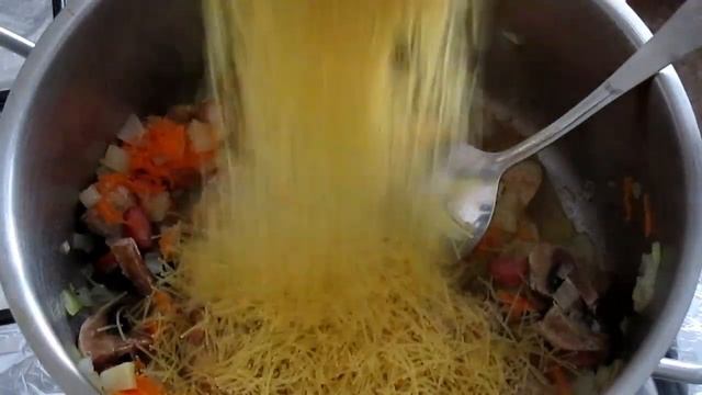 Быстрый обед СУП ВЕРМИШЕЛЕВЫЙ С КОПЧЕНЫМ ВКУСОМ И ГРИБАМИ смотреть онлайн