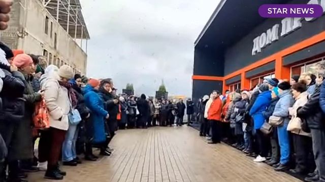 БЕЛЫЕ РОЗЫ И МОРЕ СЛЁЗ! Сотни фанатов пришли проститься с основателем Ласкового мая Кузнецовым
