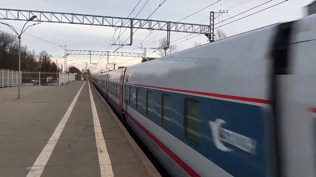 С днём космонавтики! Электровоз (Олимп) ЭП20-046 с пассажирским поездом Самара-Санкт Петербург смотреть онлайн