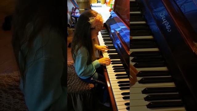 ПОЛЬКА ИГРАЕТ "НОВОГОДНЮЮ ПОЛЬКУ" (1 класс) смотреть онлайн