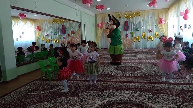 Зайка танец Микки Маус смотреть онлайн