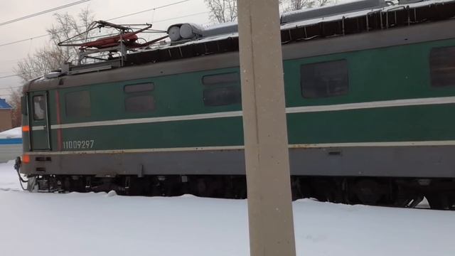 Зеленые электровозы (локомотив) серии ВЛ с грузовым поездом смотреть онлайн