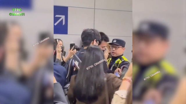 Xiao Zhan appeared at the airport late at night to depart for Milan looking refreshing and elegant смотреть онлайн