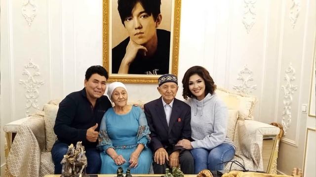 ? Семейные фото Димаша Кудайбергена, бабушка дедушка, мама, папа и друзья. Поем дома смотреть онлайн