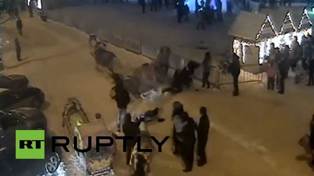 Запряженная в сани лошадь, покалечила трех женщин в пермском ледовом городке! смотреть онлайн