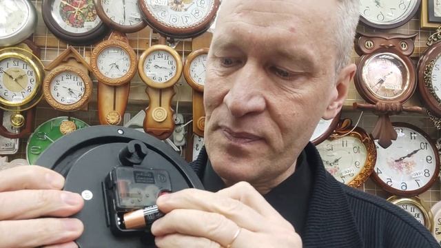 Замена батарейки в настенных часах. смотреть онлайн