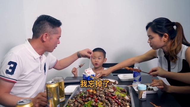 【超小厨】10斤田螺20个羊肉串，夜宵时间到！小厨托尼拼酒量，喝醉的竟是小杨总！ смотреть онлайн
