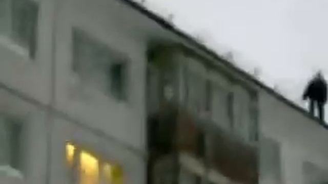пацаны прыгают с дома в снег смотреть онлайн