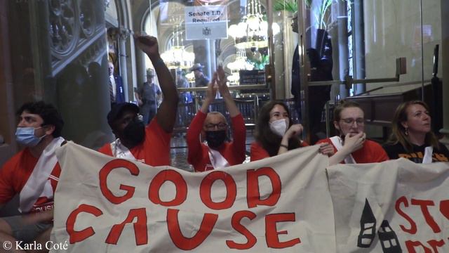 Fifty-one arrested as housing rights protesters block Senate and Assembly Chambers in Albany смотреть онлайн