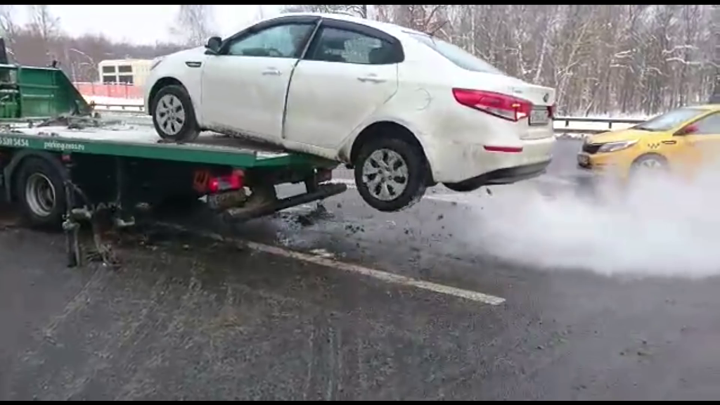 Водитель КИА РИО дерзко съехал с эвакуатора в Москве смотреть онлайн