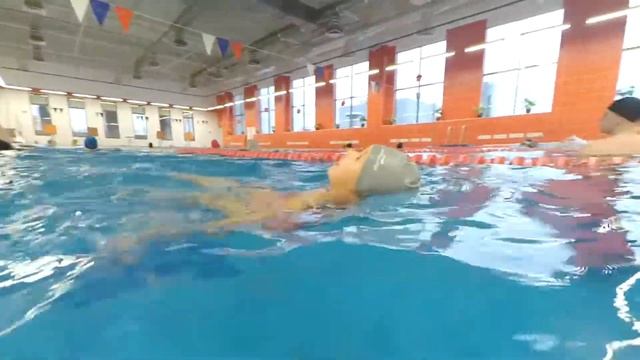 Дочь учится плавать | Подводное плавание | Бассейн смотреть онлайн