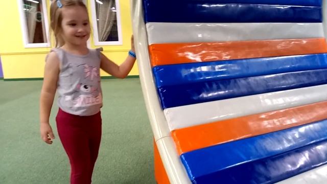 Влог: Развлекательная детская площадка ТЦ Космопорт город Самара. Есения играет и веселится. смотреть онлайн