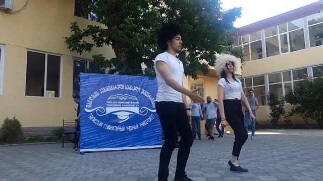 Azeri telebeleri GURCUSTAN Universitetinde Mohteshem LEZGINKA Reqsi смотреть онлайн