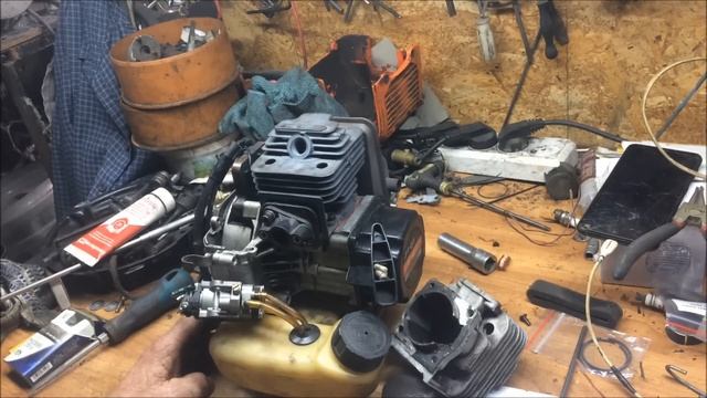 Цепная реакция на триммере.Раскололась косильная головка,"задралась" поршневая,пропала искра...( смотреть онлайн