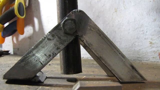 Инструмент который должен быть у каждого! Гвоздодер из напильника своими руками. Tool for carpenter смотреть онлайн