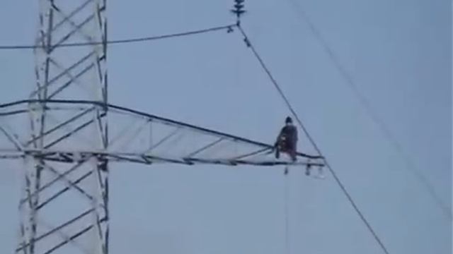 Замена линейного изолятора 220 кВ (Replacement of 220 kV line insulators) смотреть онлайн