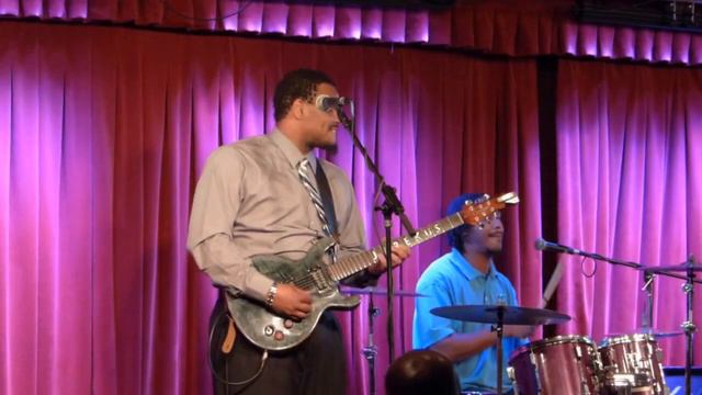 Jarekus Singleton Band tearing it up at Biscuits and Blues 11-22-13 смотреть онлайн