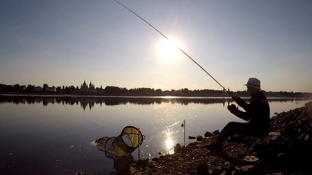 Ловля ЛЕЩА на фидер у дома, р.Сухона... смотреть онлайн