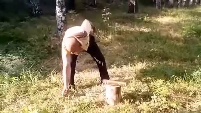 Топором разрубил балон монтажной пены смотреть онлайн