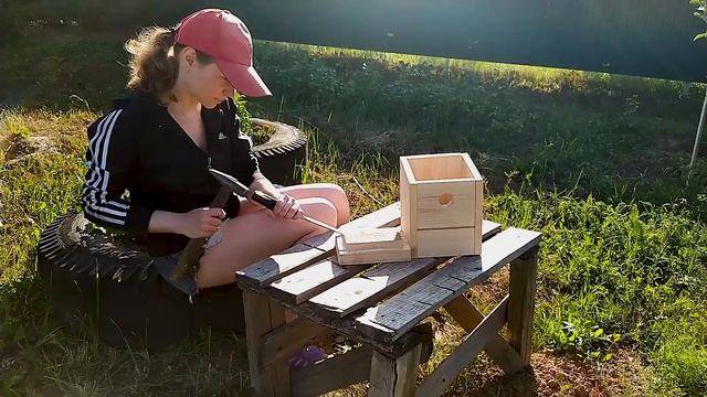 Кинолента о том, как я делала часть скворечника долотом, а долото делало эпичный шрам. Дачный ASMR смотреть онлайн