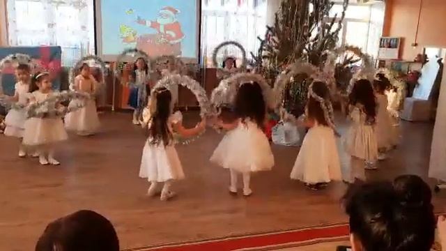 Танец "Снежинки" с обручами. (подготовительная к школе группа) смотреть онлайн
