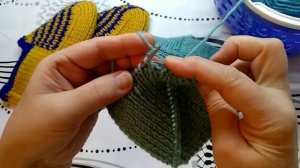 Вяжем следочки спицами, из трёх петель.