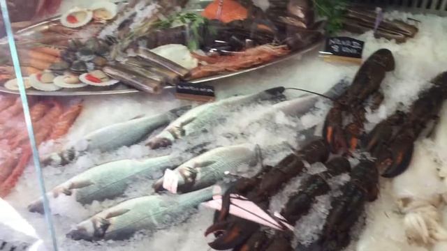 Зашли попробовать морепродукты в тапас бар на площади Барселоны