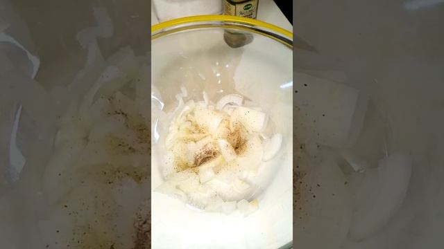 КУРИНЫЕ ОЛАДЬИ С ЦВЕТНОЙ КАПУСТОЙ;)* смотреть онлайн