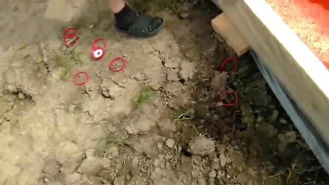 Заливаем антисептик в корыто для обработки доски смотреть онлайн