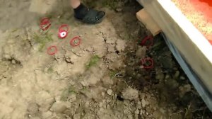 Заливаем антисептик в корыто для обработки доски